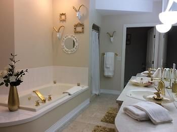 Scenic Canyon Ranch And Retreat Bed & Breakfast เคโลว์นา ภายนอก รูปภาพ