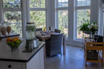 Scenic Canyon Ranch And Retreat Bed & Breakfast เคโลว์นา ภายนอก รูปภาพ